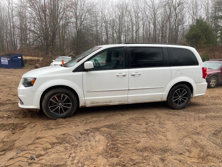 2017-dodge-grand-caravan-gt-image-2