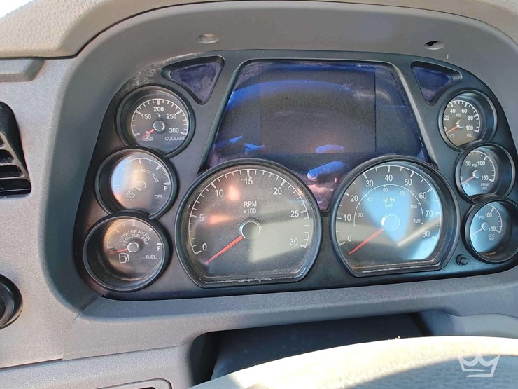 2015-peterbilt-389-image-17