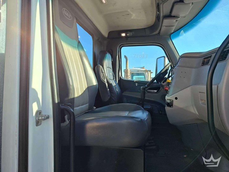 2015-peterbilt-567-image-30