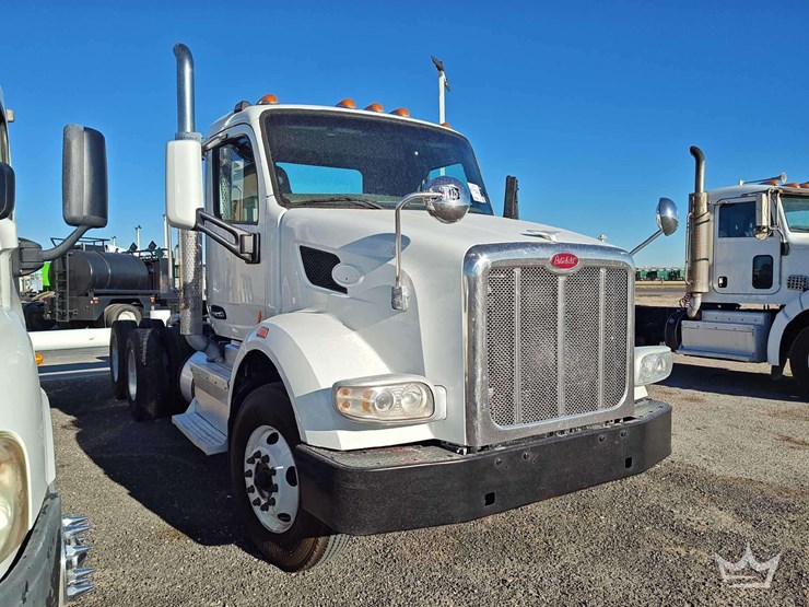 2015-peterbilt-567-image-2
