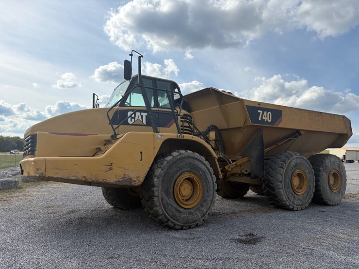 2011-caterpillar-740-image-1