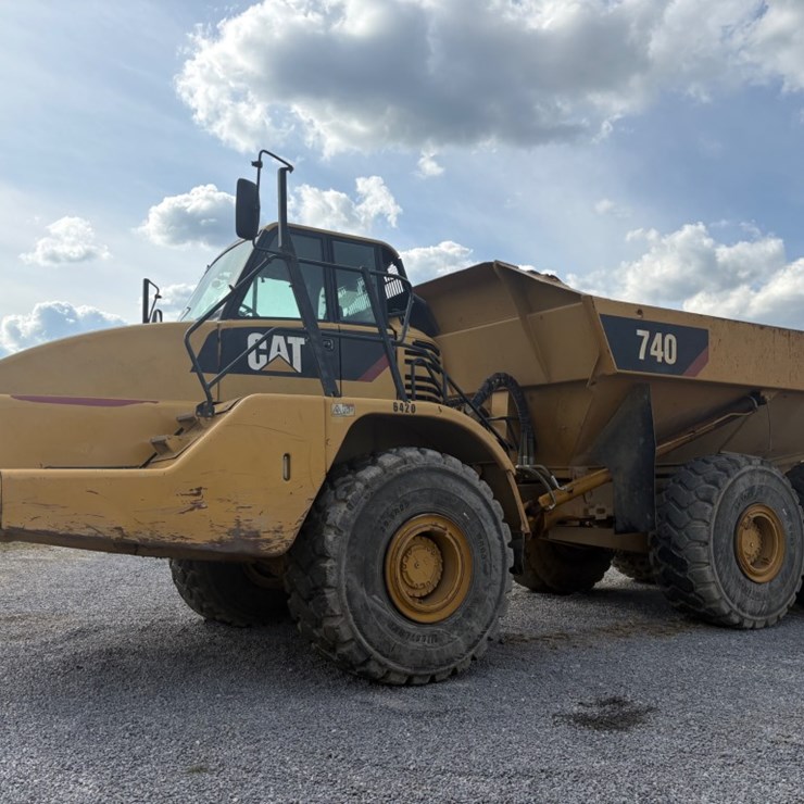 2011 CATERPILLAR 740