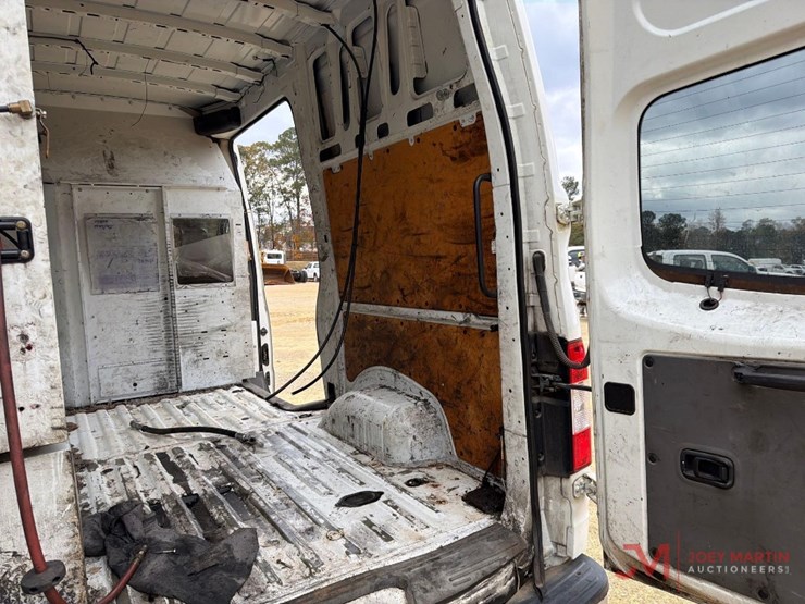 2013-nissan-nv3500hd-image-24