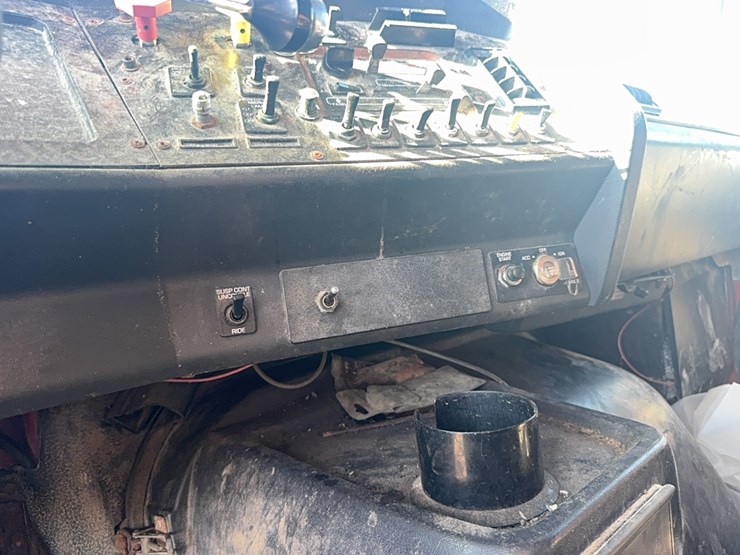 1994-volvo-white-semi-tractor-w/-sleeper,-detroit-diesel,-365hp,-10-speed,-miles-unknown,-*4v1wdbrh1rn679717*-not-running,-no-title-image-29