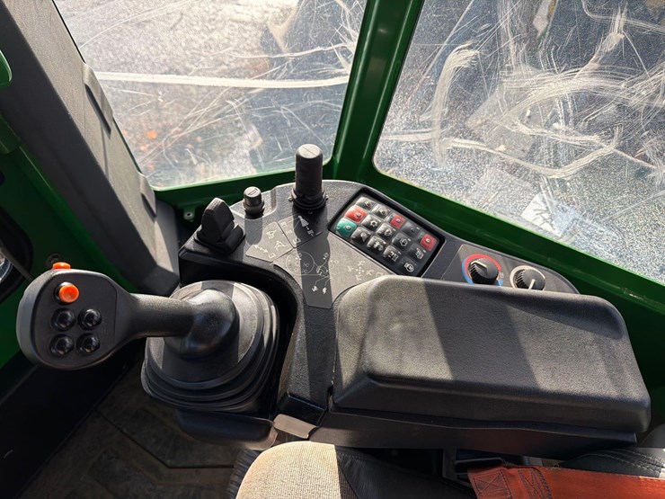2016-deere-648l-image-10