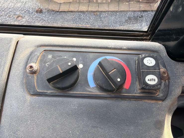 2015-caterpillar-d6k2-image-25