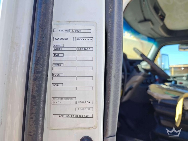 2015-peterbilt-567-image-40