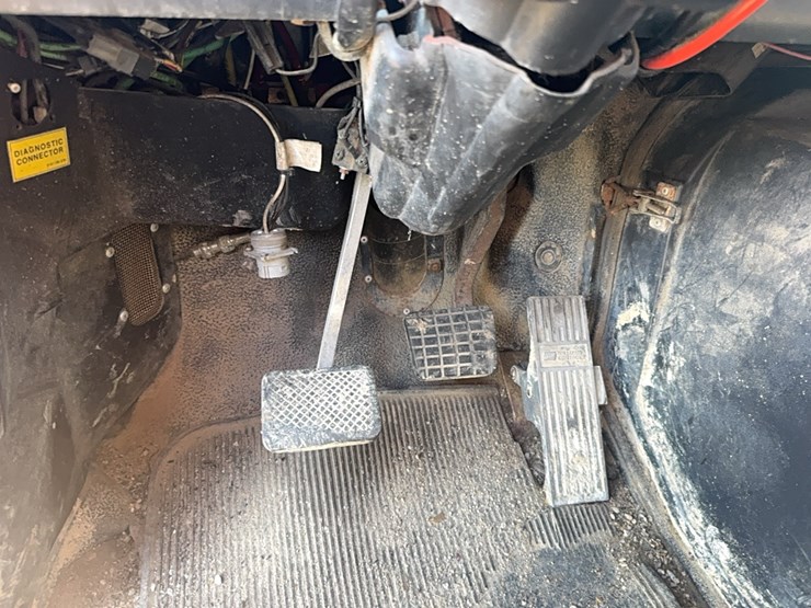 1994-volvo-white-semi-tractor-w/-sleeper,-detroit-diesel,-365hp,-10-speed,-miles-unknown,-*4v1wdbrh1rn679717*-not-running,-no-title-image-30