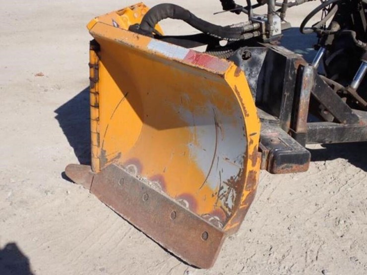 2011-kubota-m7040d-image-58