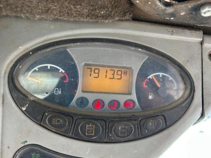 2010-bobcat-s300-image-9