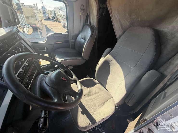 2017-kenworth-t800-image-19