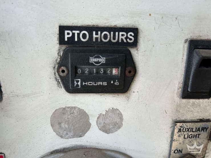 2013-peterbilt-348-image-22