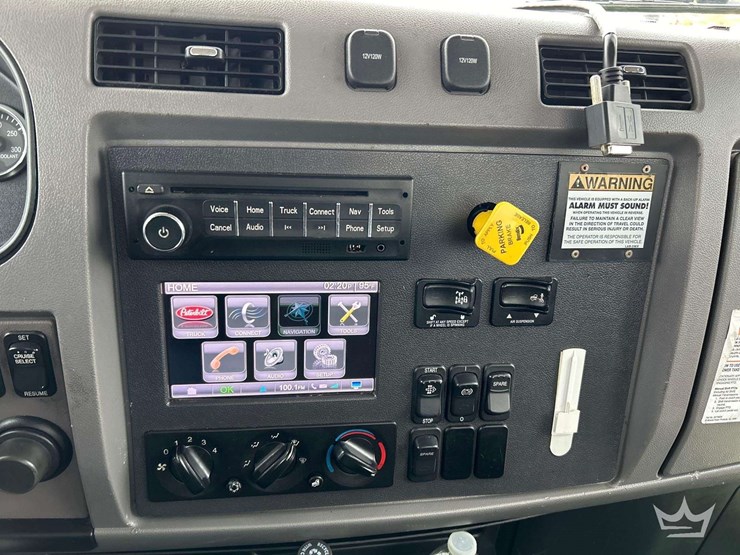 2013-peterbilt-348-image-16