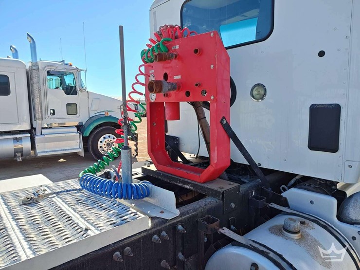 2015-peterbilt-389-image-36