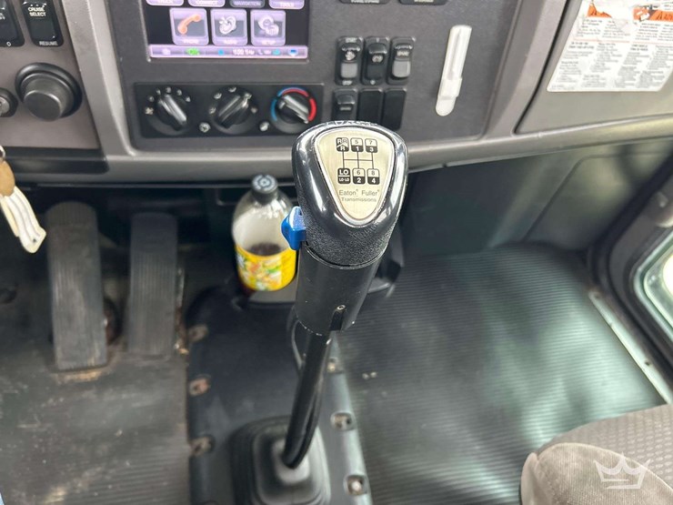 2013-peterbilt-348-image-18