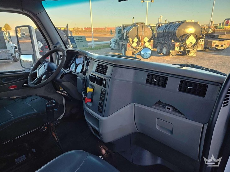 2015-peterbilt-567-image-16