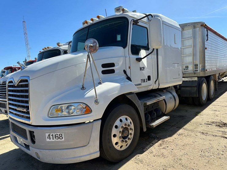 2011-mack-ch600-image-1