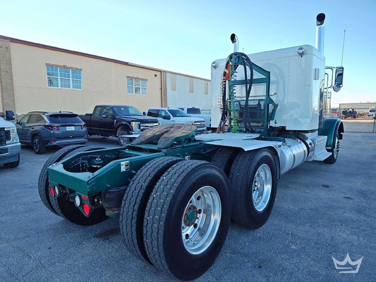 2015-peterbilt-389-image-3