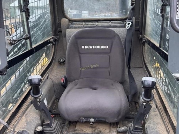 2014-new-holland-l220-image-12