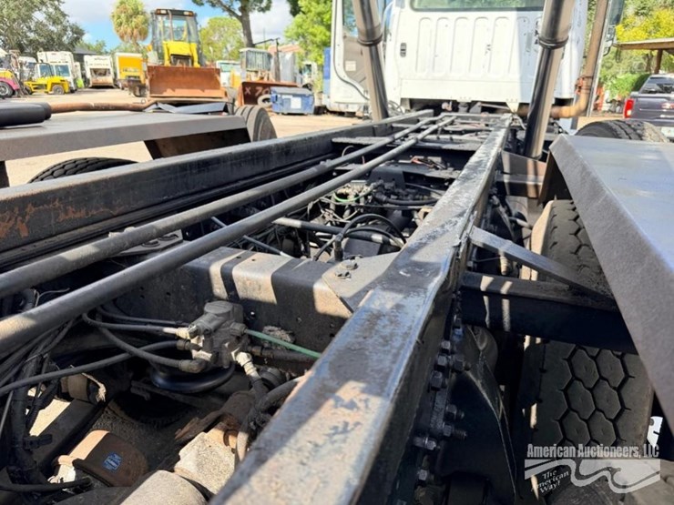 2012-freightliner-m2-112-medium-duty-roll-off-truck-image-6