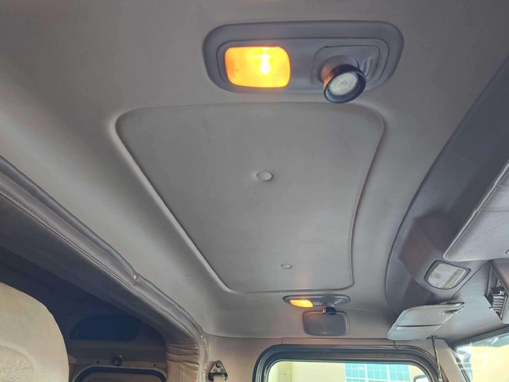 2015-peterbilt-389-image-10