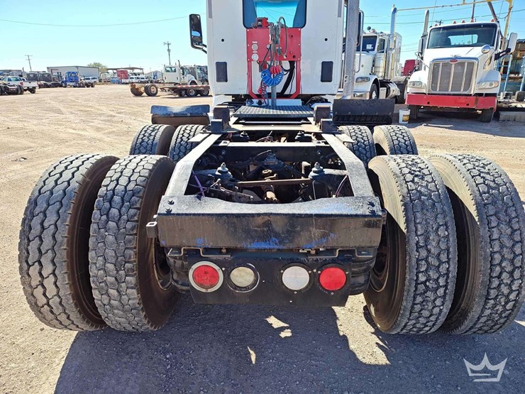 2015-peterbilt-567-image-5