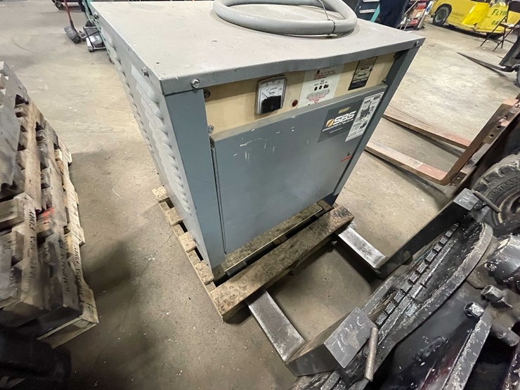 #454-•-clark-electric-forklift-(shawano,-wi)-image-14