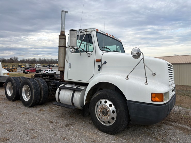 1995-international-8200-image-3