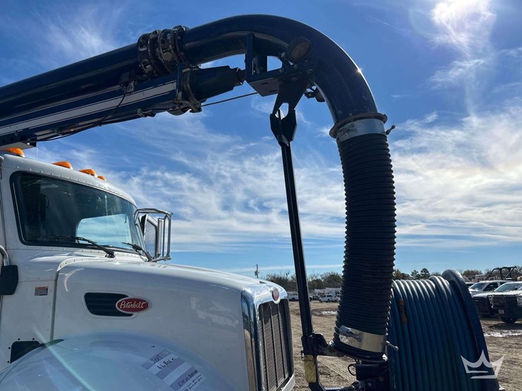 2015-peterbilt-348-image-31