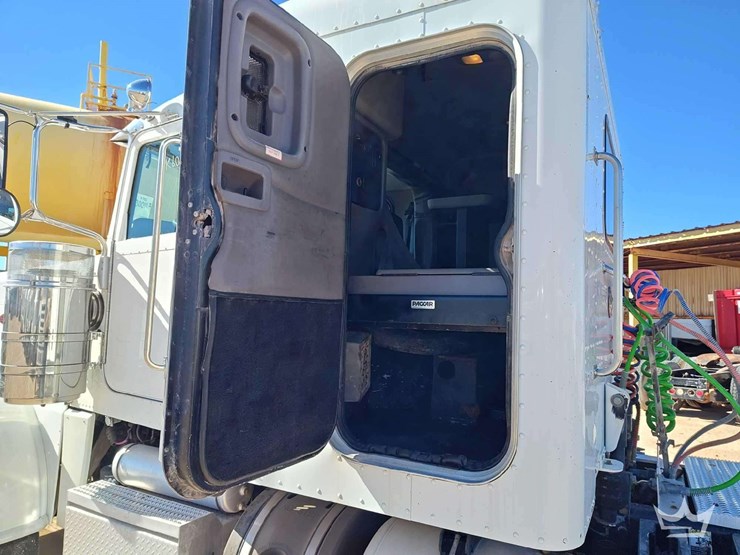 2015-peterbilt-389-image-25