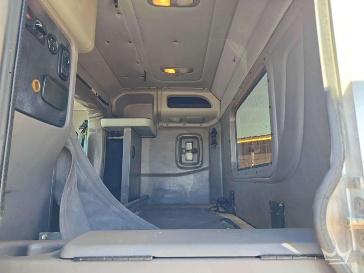 2015-peterbilt-389-image-36