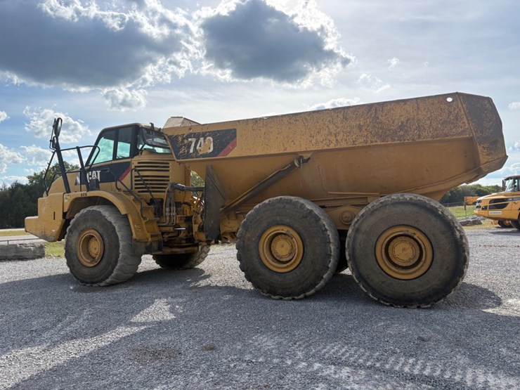 2011-caterpillar-740-image-6