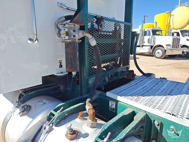 2014-peterbilt-388-image-38