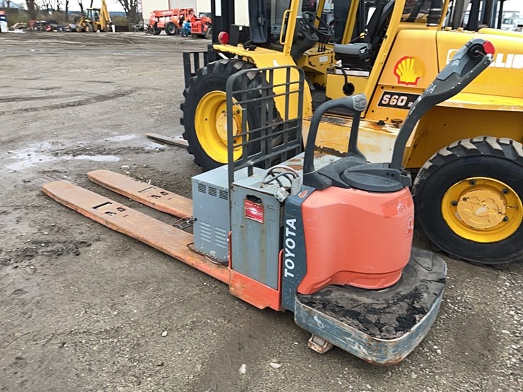 2017-toyota-8hbe30-image-3