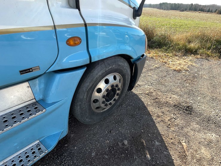 #206-•-2012-freightliner-cascadia-semi-tractor-(title-in-delay)-(denmark,-wi)-image-46