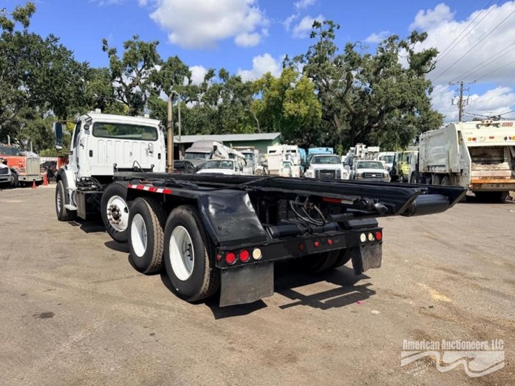 2012-freightliner-m2-112-medium-duty-roll-off-truck-image-2