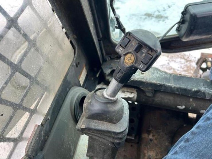 2010-bobcat-s300-image-13