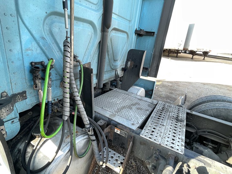 #206-•-2012-freightliner-cascadia-semi-tractor-(title-in-delay)-(denmark,-wi)-image-25