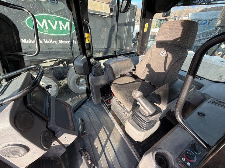 2015-caterpillar-d6k2-image-21