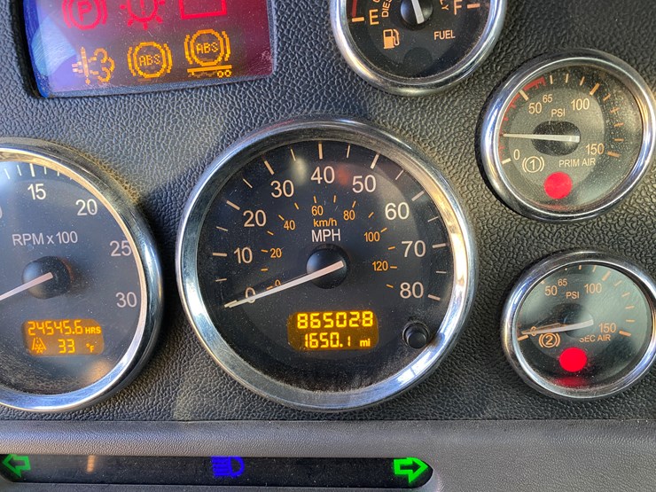 #1012-•-2013-peterbilt-tandem-axle-day-cab-semi-(has-wi-title)-(colfax,-wi)-image-38