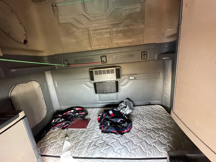 #206-•-2012-freightliner-cascadia-semi-tractor-(title-in-delay)-(denmark,-wi)-image-55