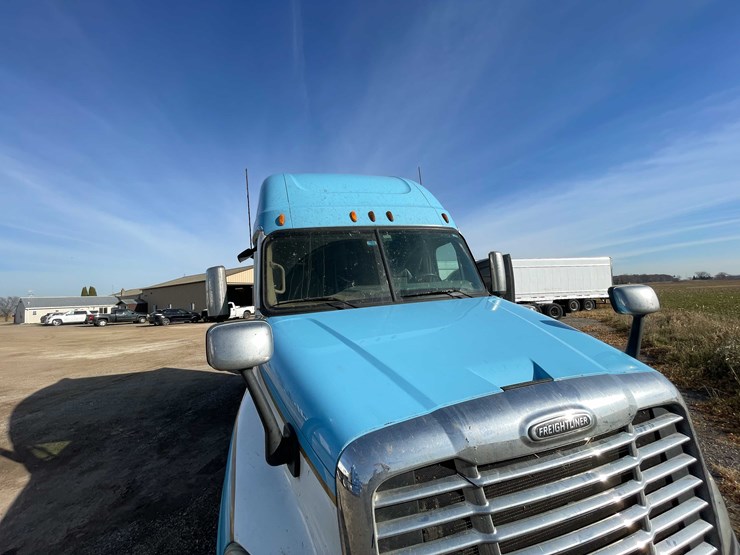 #206-•-2012-freightliner-cascadia-semi-tractor-(title-in-delay)-(denmark,-wi)-image-12