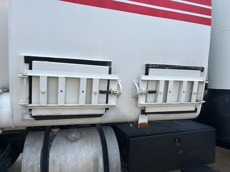 #1432-•-1992-volvo-(white-gmc)-vac-truck-image-32