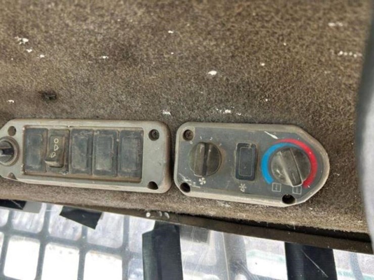 2010-bobcat-s300-image-16