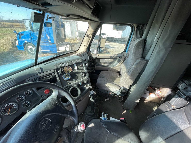 #206-•-2012-freightliner-cascadia-semi-tractor-(title-in-delay)-(denmark,-wi)-image-48