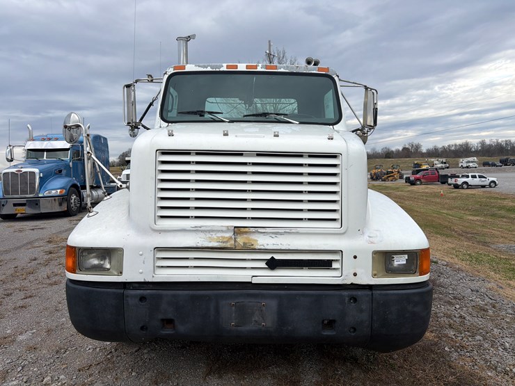 1995-international-8200-image-2