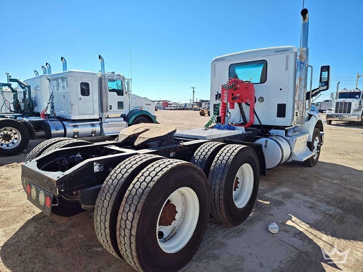 2015-peterbilt-389-image-3