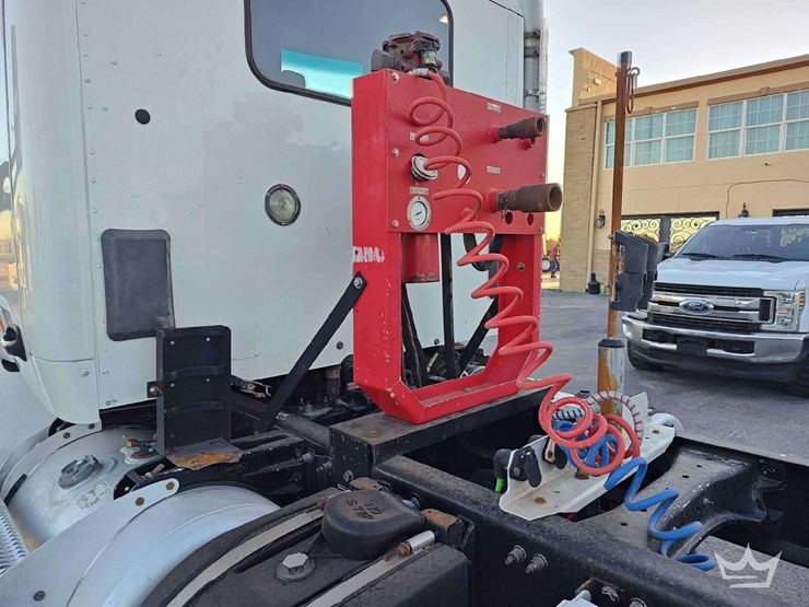 2015-peterbilt-567-image-36