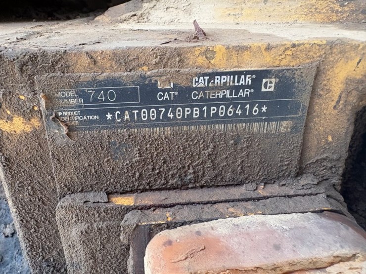 2011-caterpillar-740-image-22