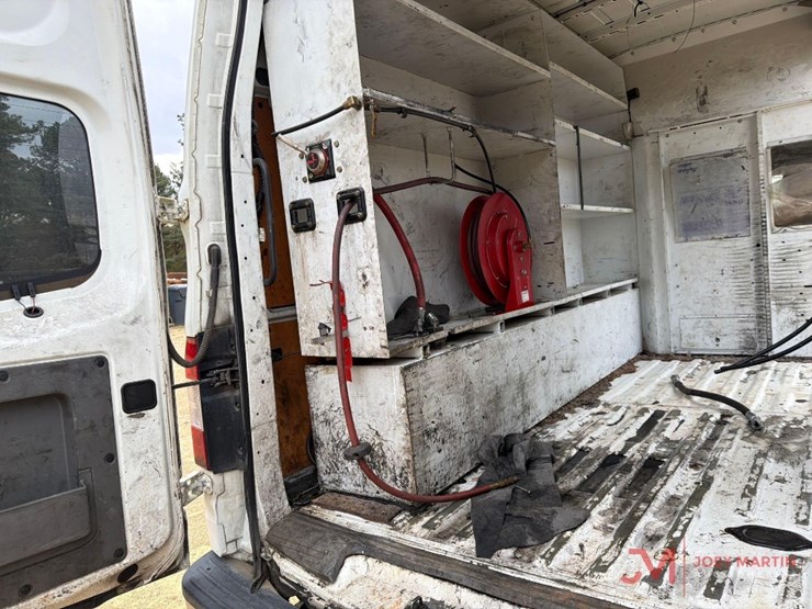 2013-nissan-nv3500hd-image-25